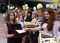 Студентка 1-го курсу Аня Дубіна обійшла зі скринькою усі групи випускників, одержавши від них листи з побажаннями, які чекатимуть свого часу, щоб уже зрілі фахівці, спеціалісти змогли їх відкрити і перевірити – а чи дійсно мрії збулися?